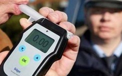 CSGT phải đưa tài xế đi xét nghiệm nếu máy kiểm tra nồng độ cồn báo sai