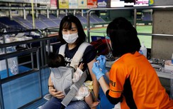 Ca nhiễm Delta tăng, Nhật cân nhắc tiêm mũi 1 AstraZeneca, mũi 2 Moderna