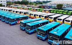 Hàng nghìn ô tô nằm bất động, phơi mưa nắng những ngày Hà Nội giãn cách