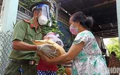 Công an “đi từng ngõ, gõ từng nhà” phát nhu yếu phẩm cho dân
