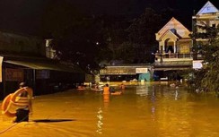 Mưa ngập sâu 2 mét, người dân leo lên gác gọi điện cầu cứu