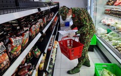 Nhiều người Sài Gòn dài cổ chờ hàng đặt online