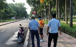 Người đàn ông khóc, nói con ốm để "thông chốt" rồi lên mạng khoe "diễn sâu"