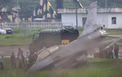 Tiêm kích F-16 Đài Loan chúi mũi xuống mương khi diễn tập hạ cánh khẩn