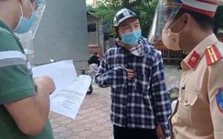 Hà Nội: Phát hiện nam thanh niên cùng lúc sử dụng 3 giấy đi đường