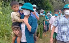 Bé trai 3 tuổi nghi bị lũ cuốn được tìm thấy do đi lạc trong lô cao su