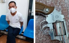 Kiểm tra tài xế xe máy không đội MBH, phát hiện một khẩu súng