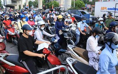 Hà Nội: Dòng người ùn ùn đổ vào "vùng đỏ", đa số chưa có giấy đi đường mới