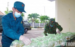 Bộ đội nấu nghìn suất cơm ấm lòng người dân khu cách ly, chốt trực Bạc Liêu
