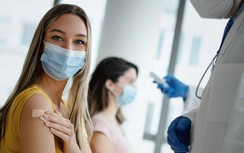 Nên tiêm vaccine COVID-19 vào cánh tay nào?