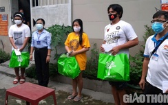 Tặng quà cho người nước ngoài gặp khó khăn do Covid-19 ở TP. Thủ Đức