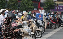 Đường phố "vùng đỏ" Hà Nội đông đúc ngày cuối tuần dù đang giãn cách xã hội