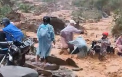 Video: Giây phút sinh tử của nhóm người vượt dòng nước lũ ở Quảng Nam