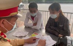 Hà Nội: CSGT phát hiện đôi nam nữ tự làm nhiều giấy đi đường để qua chốt