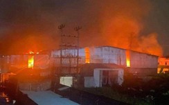 Hải Phòng: Đang cháy lớn ở kho giấy rộng trên 700m2