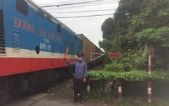 Cuộc sống của những nhân viên “cắm chốt” cả tháng gác đường ngang