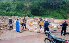 Nhà dân, cầu đường Quảng Nam oằn mình gánh hư hại lũ quét do bão số 5