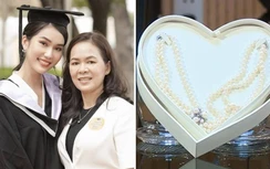 Á hậu Phương Anh tặng mẹ vòng cổ ngọc trai 100 triệu đồng