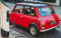 Malaysia cấm chuyển đổi xe xăng sang xe điện