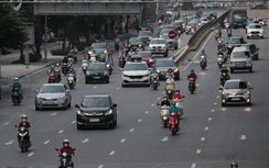Đường đông xe cộ, công an kiểm tra giấy đi đường ở "vùng đỏ" thủ đô
