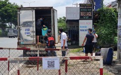 TPHCM: Phát hiện tài xế lợi dụng xe “luồng xanh” chở 6 người trong thùng xe