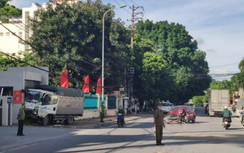 Ô tô tải đâm nát đầu xe con rồi tông vào chốt bảo vệ, hai người bị thương