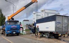 Tài xế ngủ quên, xe cung ứng thực phẩm cắm đầu xuống mương nước