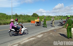 Người đi đường bất ngờ khi được công an mời test nhanh Covid-19 miễn phí