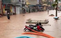 Quảng Ninh: 2 năm chưa sửa xong 1 km đường, mưa xuống dân lại vứt xe lội bộ
