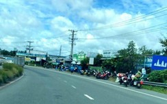 Vì sao hàng chục người dân miền Tây về quê bị chặn ở cửa ngõ Hậu Giang?