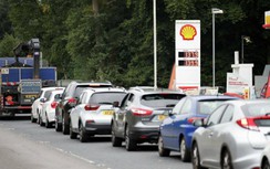 Vì sao người dân Anh ùn ùn xếp hàng đi mua xăng tích trữ?