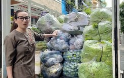 Trước khi nằm viện: Phi Nhung tất bật sớm tối, động viên người dân "cố lên"