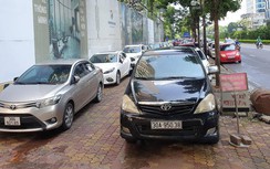 Vô tư biến lòng đường, vỉa hè Hà Nội thành nơi đỗ xe