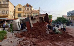 Xe tải chở đất lật đè trúng xe con là xe Trung Quốc, vẫn còn hạn đăng kiểm