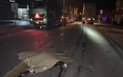 Xe máy va chạm xe đầu kéo trên QL18 trong đêm, hai người thương vong