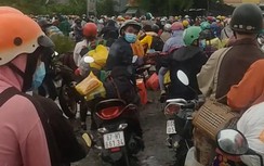 Chủ tịch tỉnh Long An đối thoại với 300 người bị chặn ở chốt kiểm dịch