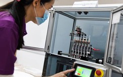 Singapore đã dùng máy chiết vaccine tự động, giảm tải cho nhân viên y tế