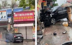 Húc văng xe đạp điện rồi lao vào nhà dân, tài xế ô tô ngã lăn lộn ra đường