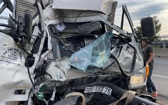 Xe tải tông trực diện xe đầu kéo trên QL1, 2 người tử vong mắc kẹt ở cabin