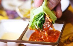 Ba chỉ đừng luộc hay kho, cuộn "rau hoàng đế" nướng ngon cực đỉnh