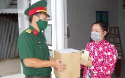 Bộ đội bàn giao tro cốt người mất do Covid-19 cho gia đình nạn nhân