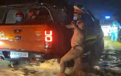 CSGT Quảng Nam trắng đêm dầm mưa giúp dân hồi hương, đảm bảo ATGT