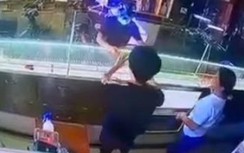 Vào tiệm vàng vờ hỏi mua, thanh niên cướp 2 sợi dây chuyền rồi tháo chạy