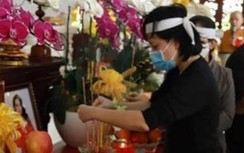 Nghệ sĩ Việt Hương đưa tro cốt của Phi Nhung về Mỹ