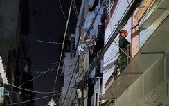 Trèo lên trụ điện cao 10m la hét, người đàn ông ngã trọng thương