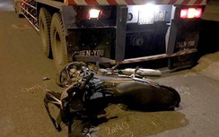 Xe máy tông vào container đang đỗ, sao CSGT lại giữ cả 2 xe?