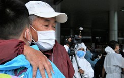 Ông nghẹn ngào đón cháu ở sân bay Đà Nẵng sau 4 tháng xa cách