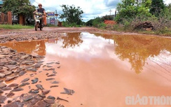 Cận cảnh con đường đầy hố sâu, sình lầy hành dân ở Đắk Lắk