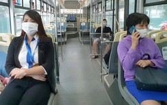 Hà Nội: Ngày đầu mở lại, xe buýt, taxi “đỏ mắt” chờ khách