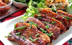 Thịt ba chỉ đừng luộc hay kho, đem nướng nước dừa sì sụp cuốn chấm ngày mưa